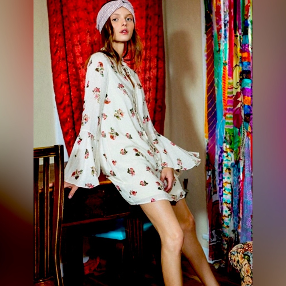 NEW WITH TAGS! En Crème Dress with Bell Sleeves. Size Medium.